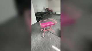 Ροζ καροτσάκι μωρού