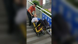 BR-SC003 Μηχανοκίνητο ηλεκτρικό αναπηρικό αμαξίδιο σκαλοπατιών