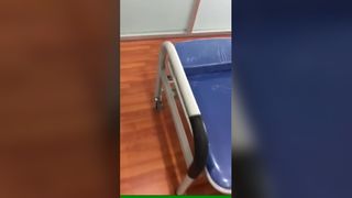 Καρέκλα Attendant με επίστρωση πούδρας